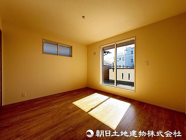 ＜主寝室＞バルコニーに面した明るい主寝室7帖です。