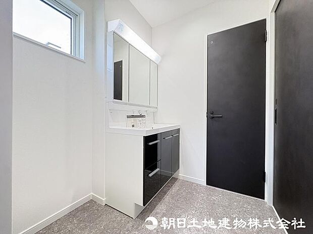 ＜洗面台＞すっきりと収納ができる三面鏡タイプの洗面台です。