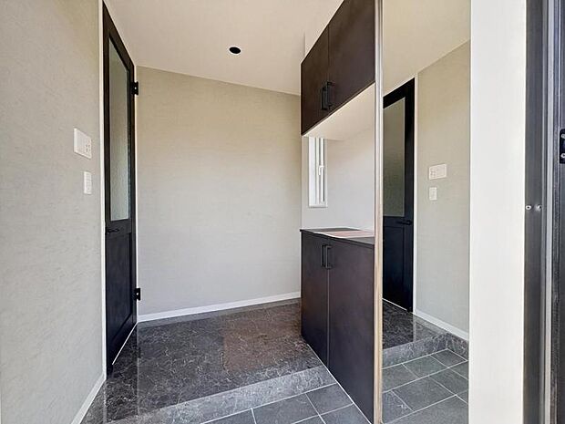 ＜玄関＞身だしなみをチェックできるミラー付きです。