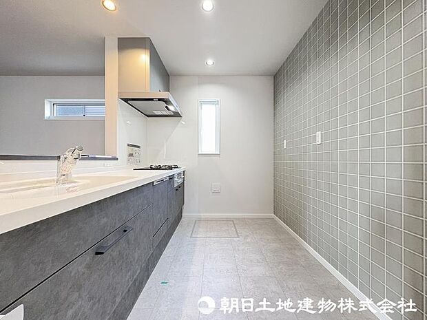 ＜キッチン＞冷蔵庫や食器棚を置いても広い家事スペースを確保しています。