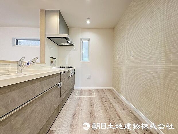 <キッチン>冷蔵庫や食器棚を置いても広い家事スペースを確保しています。