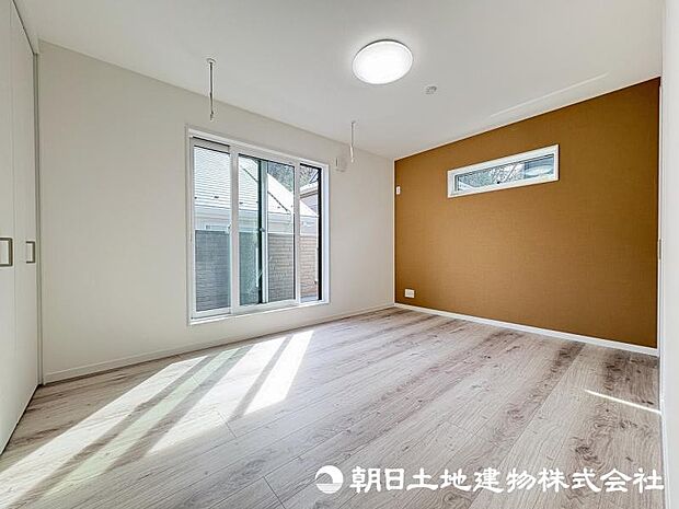<主寝室>バルコニーに面した明るい主寝室8.2帖でお過ごしいただけます。