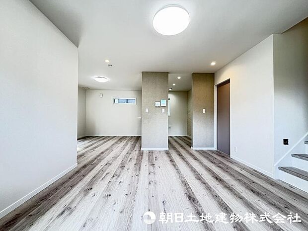 <リビング>お子様の顔が見えるリビングイン階段も魅力です。