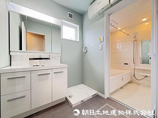 <洗面台>すっきりと収納ができる三面鏡タイプの洗面台です。