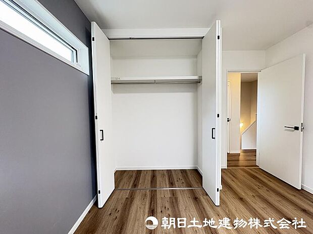 <収納>各洋室にクローゼットがありますので、お洋服やお荷物をすっきりと収納できます。