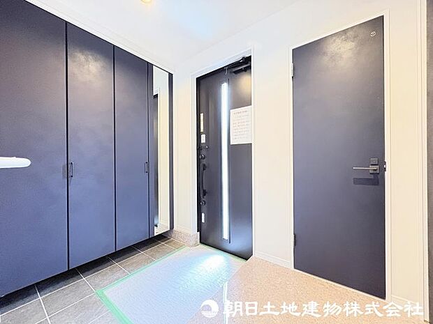 <玄関>靴をすっきりと収納できる大型シューズボックスも便利です。