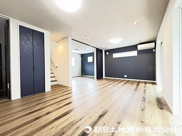 <リビング>東南向きの大きな窓がある明るいリビングです。