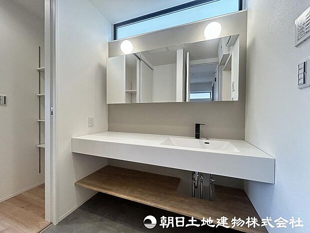 <洗面室>廊下とパントリーからウォークスルーで使え家事動線がスムーズです。