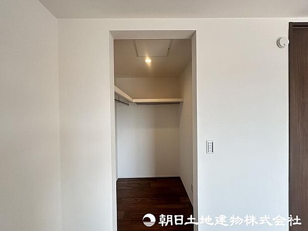 <ウォークインクローゼット>ご夫婦で使えるウォークインクローゼットも魅力です。