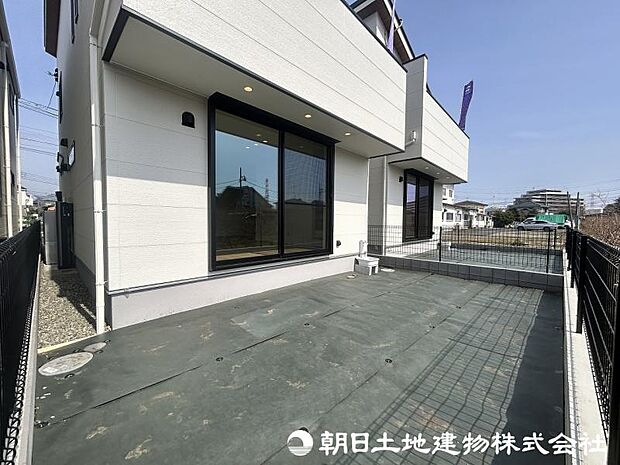 <お庭>南側にガーデニングやウッドデッキをお楽しみいただける広いお庭がございます。