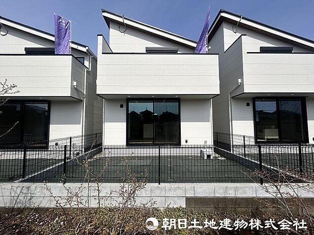 <外観>南側に広いお庭がありガーデニングやウッドデッキをお楽しみいただけます。