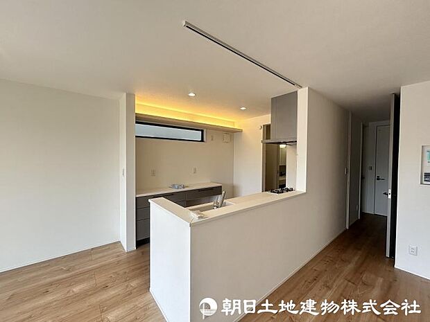 <キッチン>対面キッチン前の明るいダイニングスペースでお食事を召し上がっていただけます。