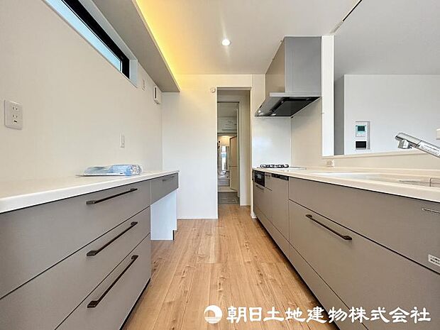 <キッチン>お料理を作りながら会話が弾む対面キッチンです。