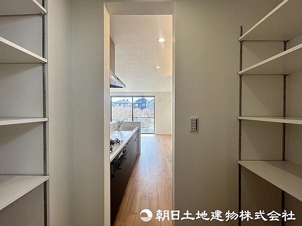 <パントリー>食料品や日用品をストックできる可動棚付きのパントリーも便利です。