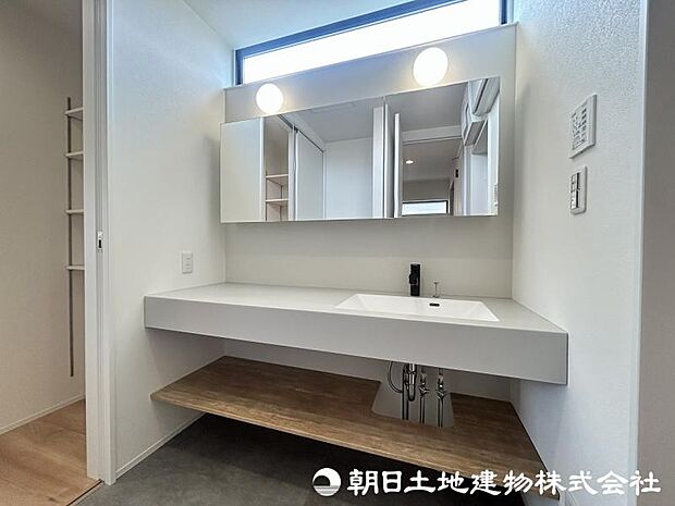 <洗面室>パントリーと廊下からウォークスルーで使え家事動線がスムーズです。