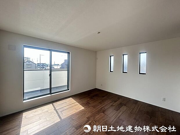 <主寝室>南向きのバルコニーに面した明るい主寝室9帖です。