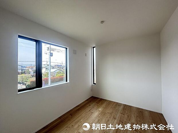 <洋室>2階に5帖の洋室が2部屋あります。