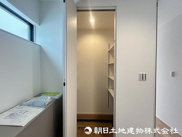 <玄関>ベビーカーも置けるシューズインクロークも便利です。