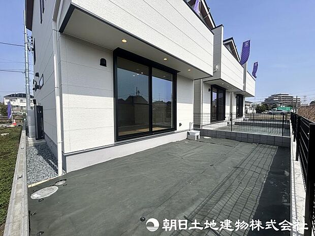 <お庭>南側にはガーデニングやウッドデッキをお楽しみいただける広いお庭があります。