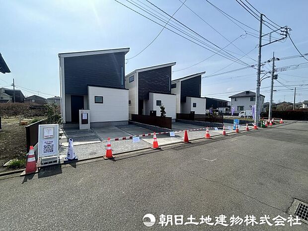 <外観>交通量の少ない道路に面していますので、小さいお子様がいらっしゃるご家族様も安心いただけます。