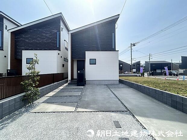 <外観>ゆとりの土地面積39坪、カースペース並列2台駐車可能です。