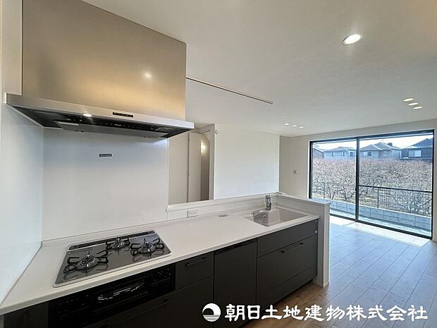 <キッチン>お料理中も会話が弾む明るい対面キッチンです。