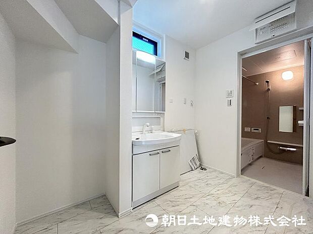 <洗面室>キッチン横から使え家事動線がスムーズです。