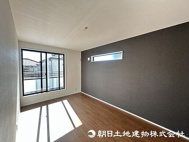 <主寝室>バルコニーに面した明るい主寝室8.8帖です。