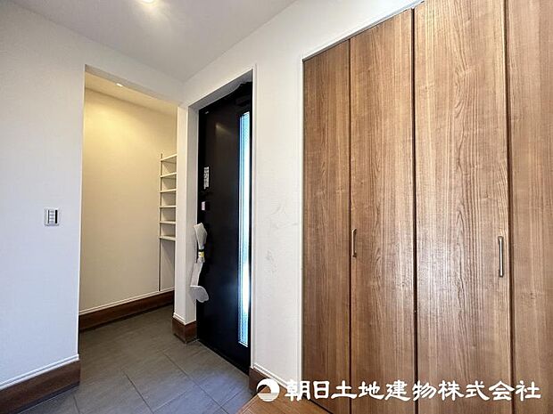 <玄関>ベビーカーを置けるシューズインクローゼットも魅力です。