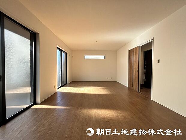 <リビング>広々としているLDK22帖でお寛ぎいただけます。