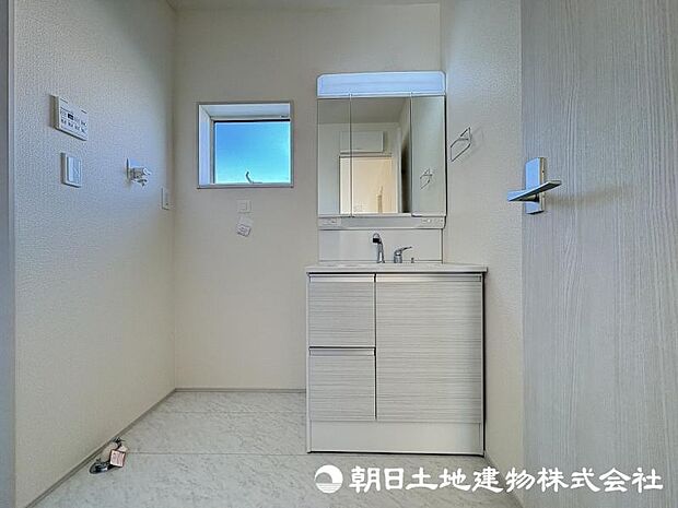 ＜洗面台＞すっきりと収納ができる三面鏡タイプの洗面台です。