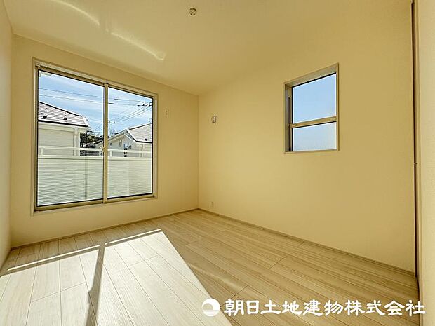 ＜洋室＞バルコニーに面した明るい洋室5.7帖です。