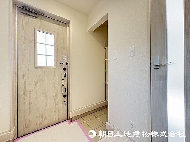 ＜玄関＞ベビーカーを置くスペースもあります。