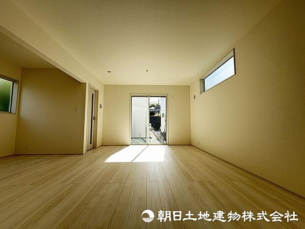 ＜リビング＞南向きの大きな窓がある明るいリビング空間です。