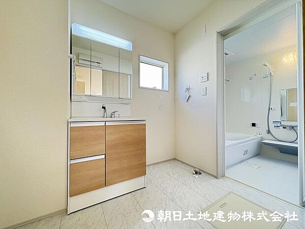 ＜洗面台＞すっきりと収納ができる三面鏡タイプの洗面台です。