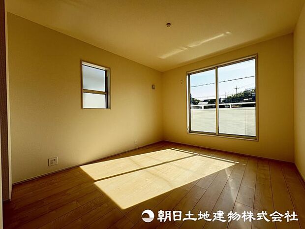 ＜寝室＞バルコニーに面した明るい寝室7帖です。