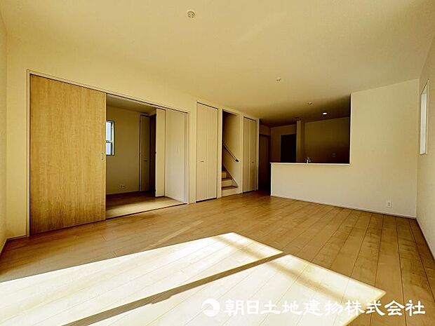 ＜ダイニング＞対面キッチン前の広いダイニングスペースでお食事を召し上がっていただけます。