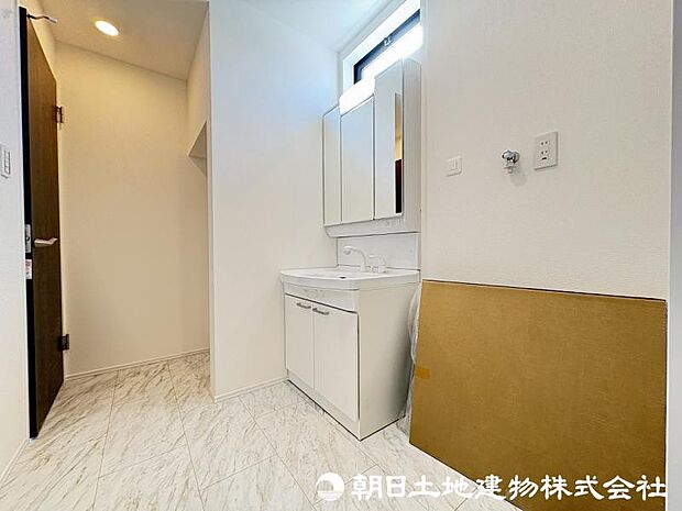 <洗面台>すっきりと収納ができる三面鏡タイプの洗面台です。