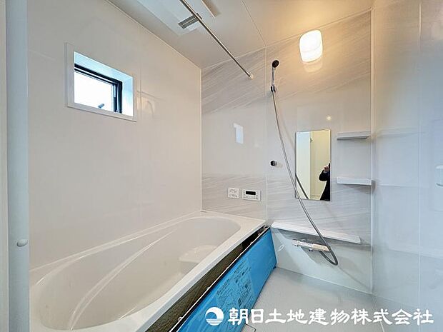 <浴室>1坪タイプの広いユニットバスです。