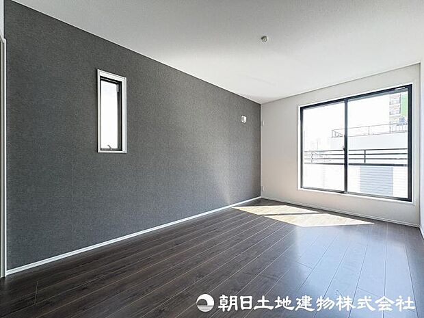 <主寝室>バルコニーに面した明るい主寝室7帖です。