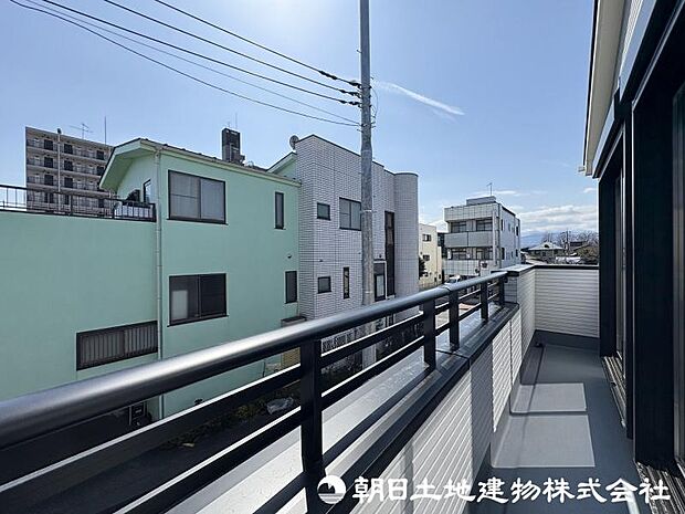 <バルコニー>東南向きで陽当たり良好です。