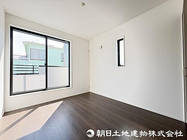 <洋室>バルコニーに面した明るい洋室5帖です。