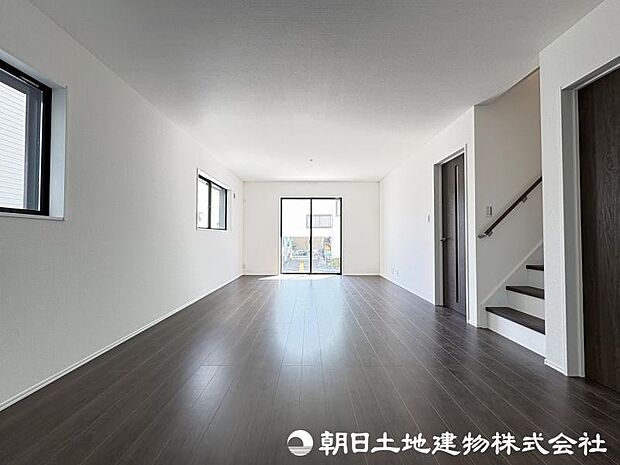 <リビング>東南向きの大きな窓がある明るいリビング空間でお過ごしいただけます。