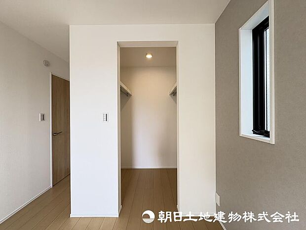 <収納>ご夫婦で使えるウォークインクローゼットも便利です。