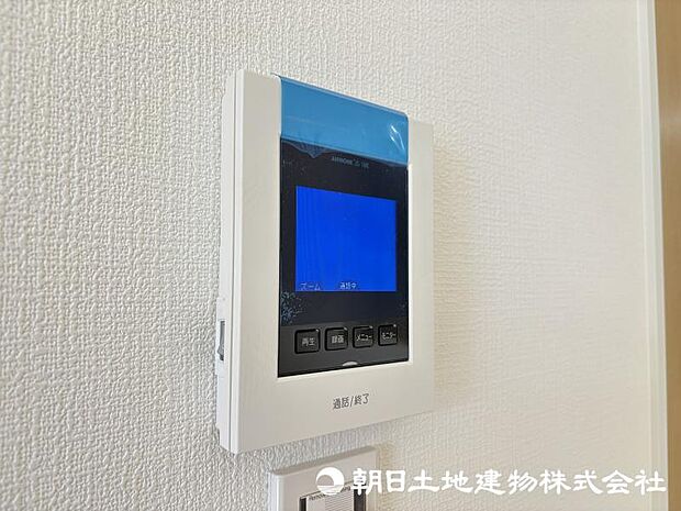 <インターフォン>見やすいカラーモニター付きです。