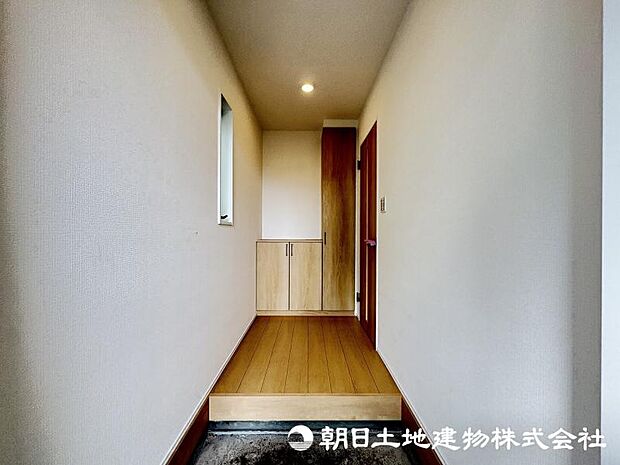 <玄関>靴をすっきりと収納ができるシューズボックス付きです。