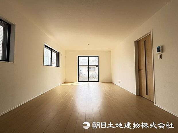 <リビング>広々としているLDK18帖でお寛ぎいただけます。