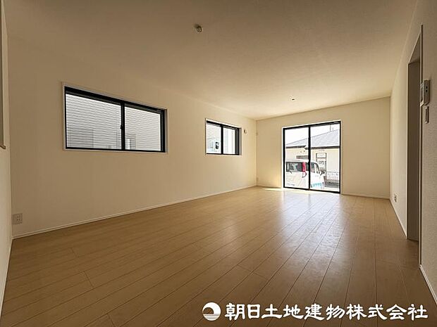 <リビング>南向きの大きな窓がある明るいリビングです。