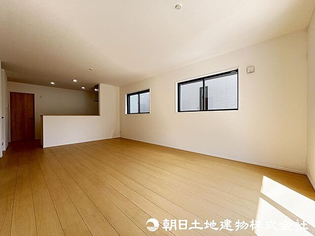 <ダイニング>対面キッチン前の広いダイニングスペースです。