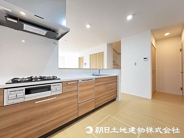 <キッチン>お料理中も会話が弾む明るい対面キッチンです。